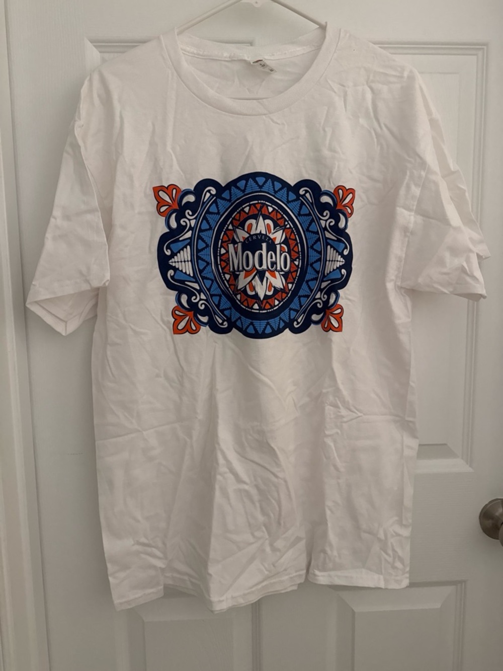 Fruit of the Loom White T-Shirt with Blue and Orange Modelo Graphic